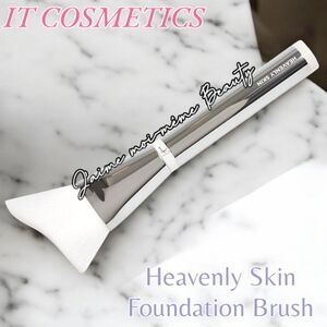 IT Cosmetics Heavenly Foundation Brush - Silver and White